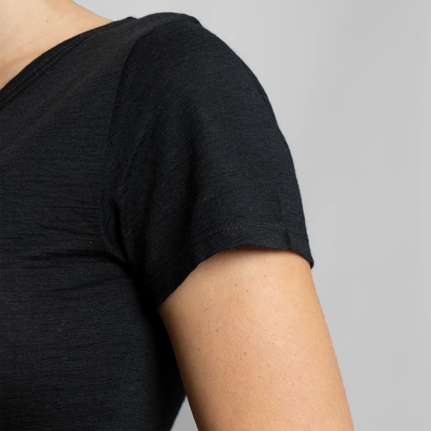 Women's Alpaca Wool T-Shirt: 160 Ultralight V-Neck color Black